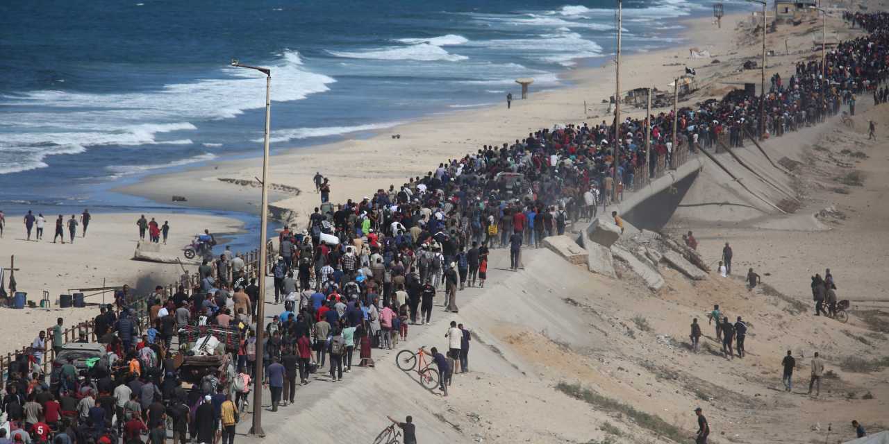 gazzeliler evlerinin enkazi uzerine cadir kuruyor gVLWmOy6