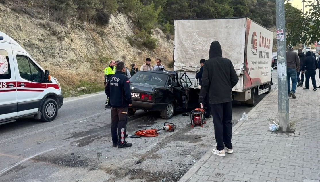 kusadasinda otomobil park halindeki kamyonete carpti bir olu dort yarali S2Ybj8uO.jpg