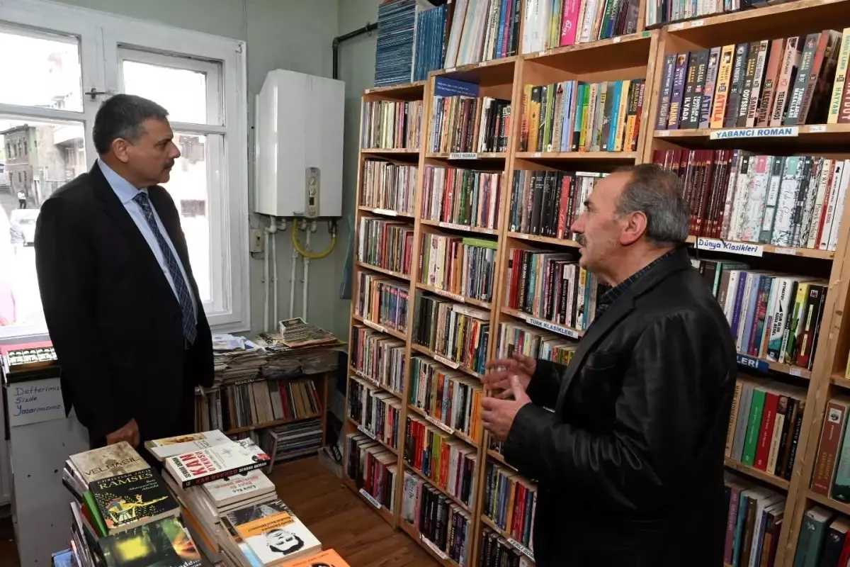 vali mustafa ciftci insirah sahaf ve kitabevinde kitapseverlerle bulustu gzV16Wzi