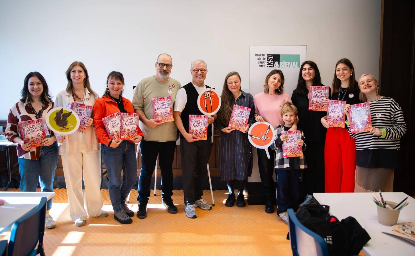 18 istanbul bienalinin cocuk kitabi opti ile pesi kayip sesler haritasi yayimlandi YZBxcXML.jpg