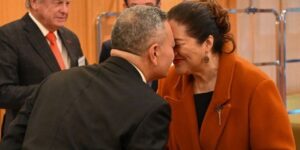 sarayda-sira-disi-konuk-GVDTzvJg